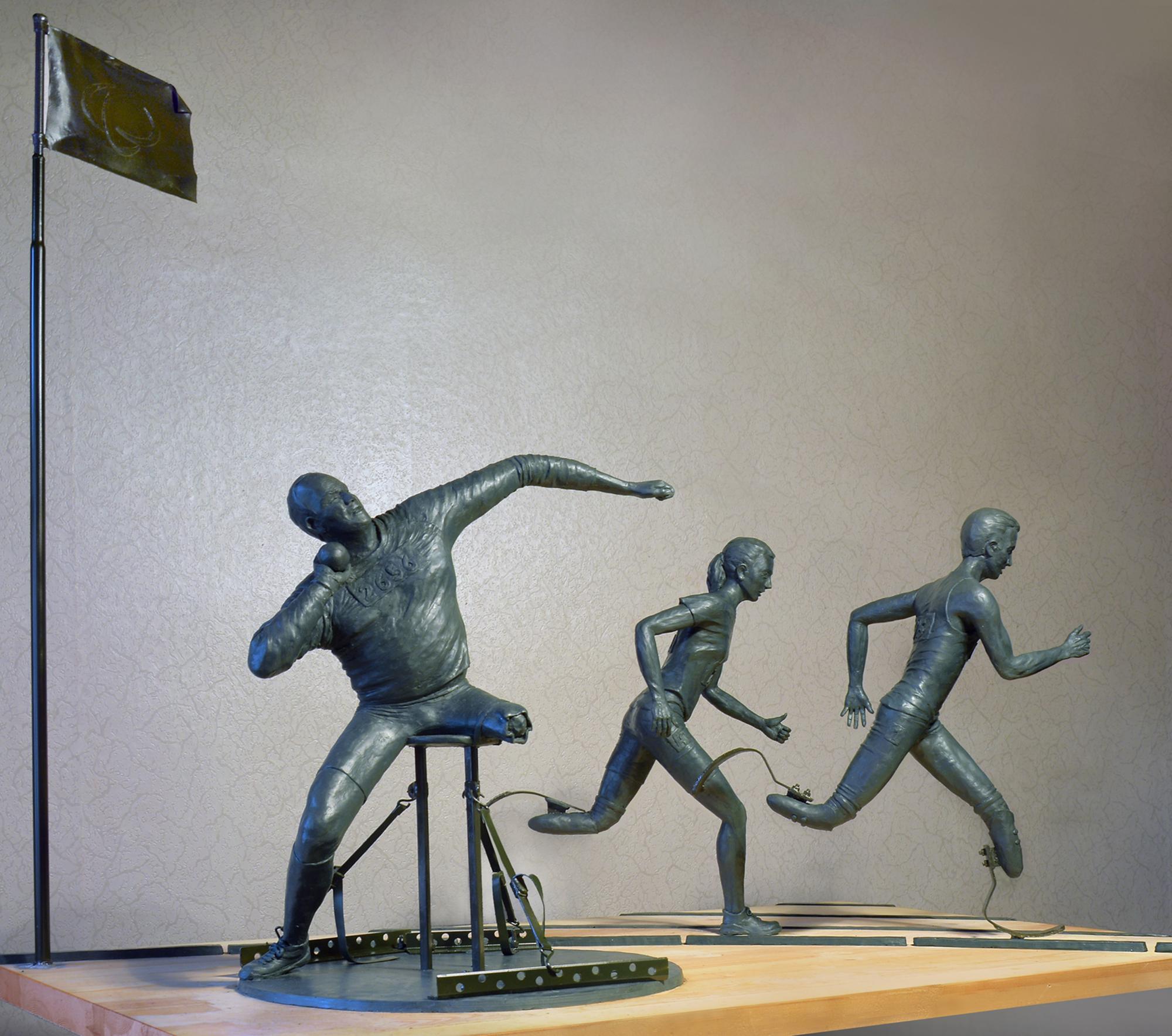 Металлический пластилин. Памятник спортсмену. Спортсмен статуя в Черногорске.